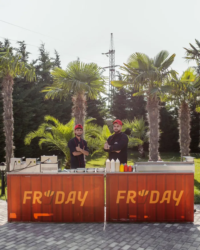 Повара FRYDAY готовят на площадке